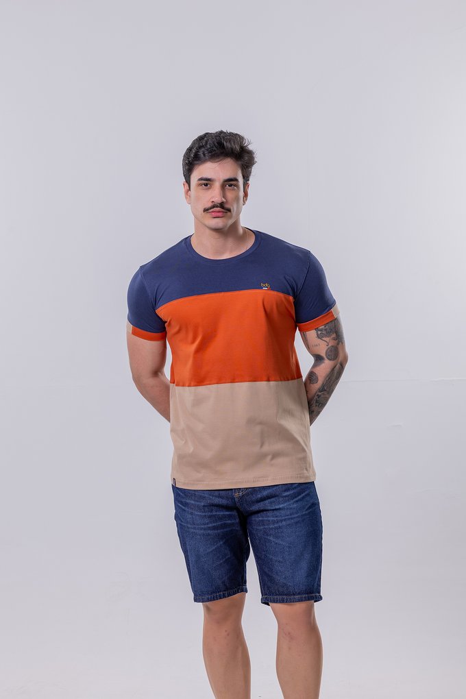 Homem vestindo look casual BDG, camiseta e calça, moda masculina Caruaru